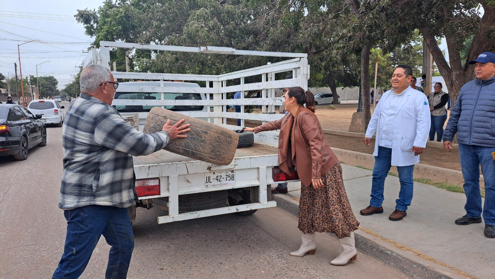 Camioneta, llanta y personas en la campaña de descacharrización para evitar el mosco del dengue en Guasave