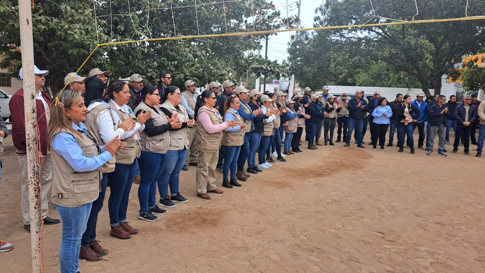 Campaña de descacharrización para evitar el mosco del dengue en Guasave