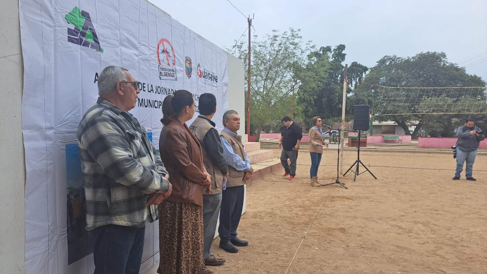 Campaña de descacharrización para evitar el mosco del dengue en Guasave