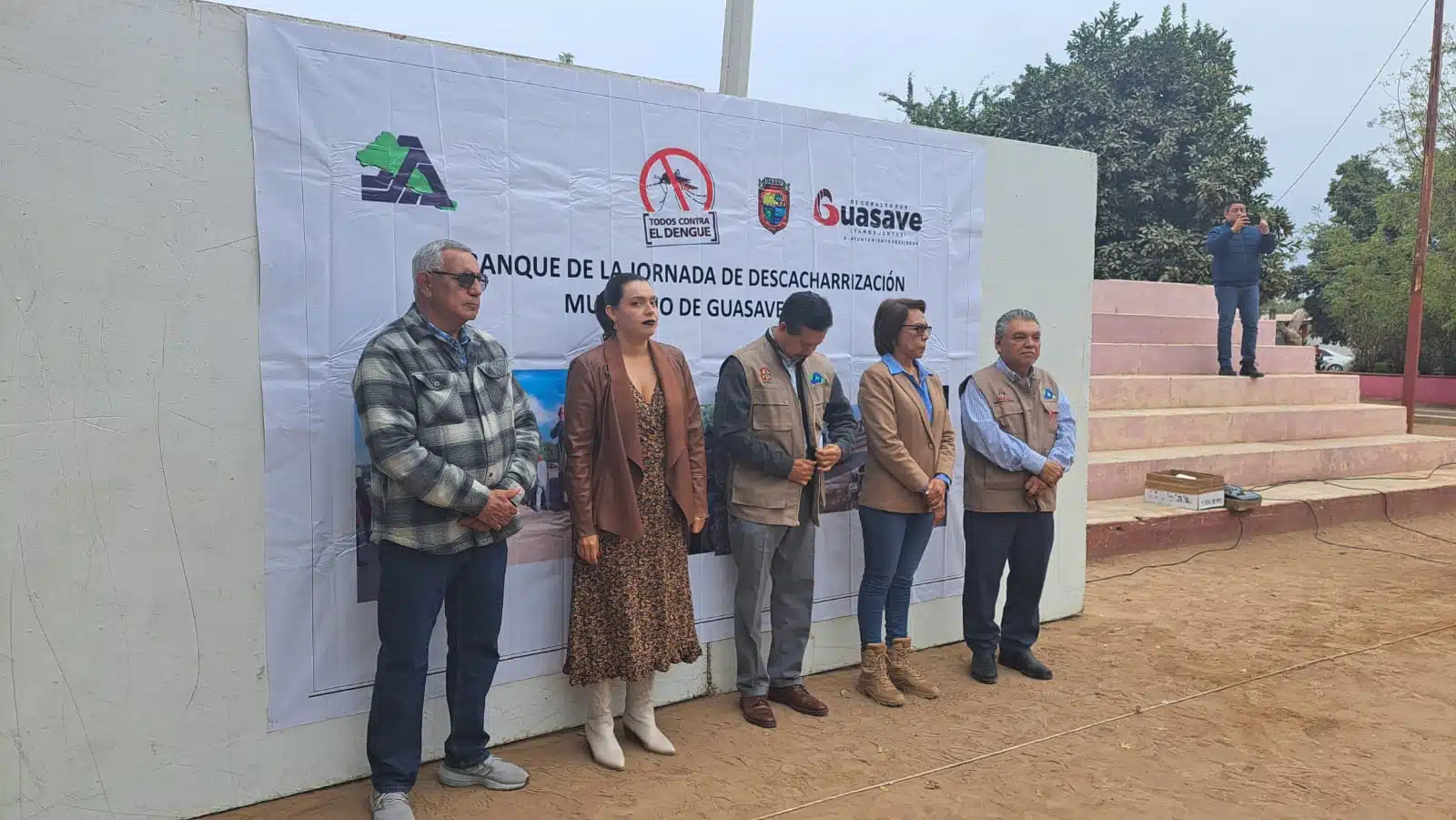 Campaña de descacharrización para evitar el mosco del dengue en Guasave