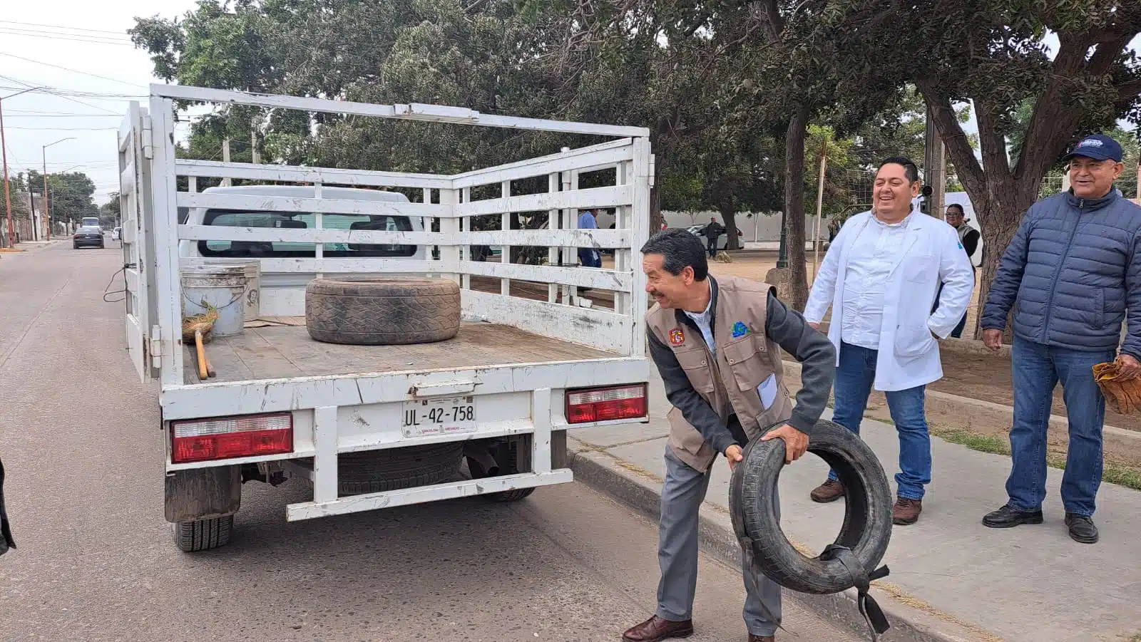 Camioneta, llanta y personas en la campaña de descacharrización para evitar el mosco del dengue en Guasave