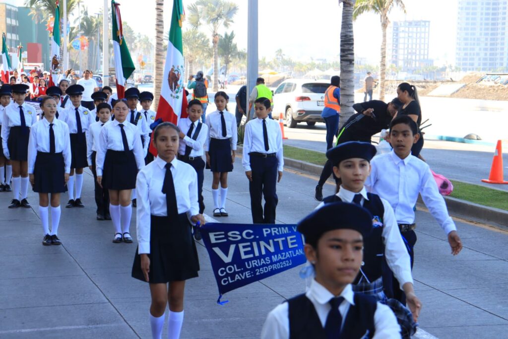 Escola durante desfile en Mazatlán