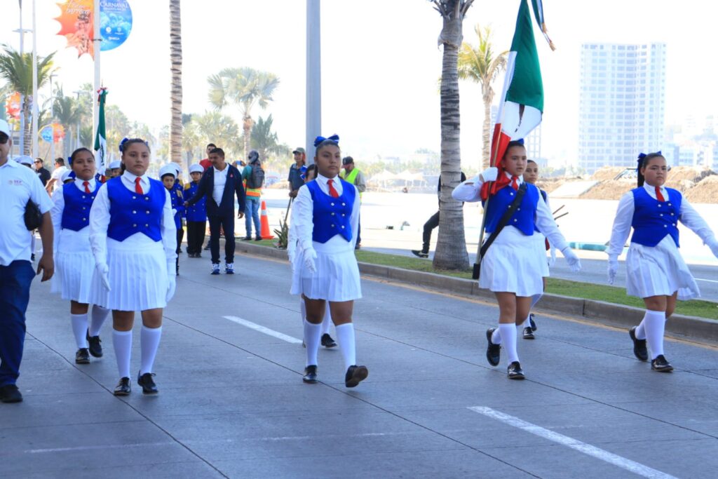 Escola durante desfile en Mazatlán