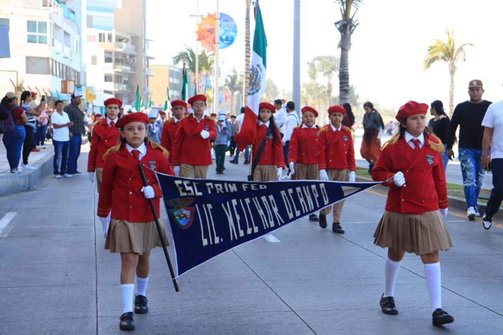 Escola durante desfile en Mazatlán