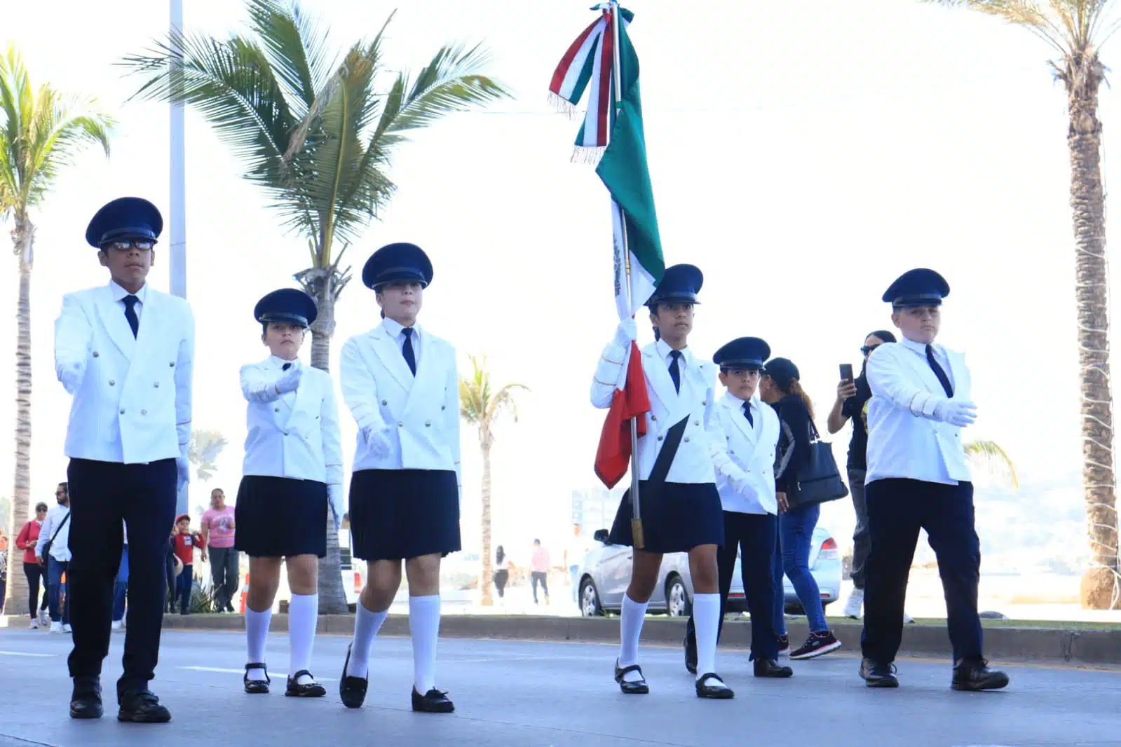 Escola durante desfile en Mazatlán