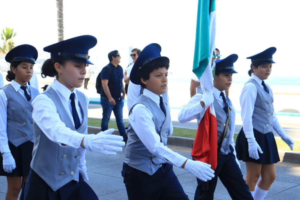 Escola durante desfile en Mazatlán