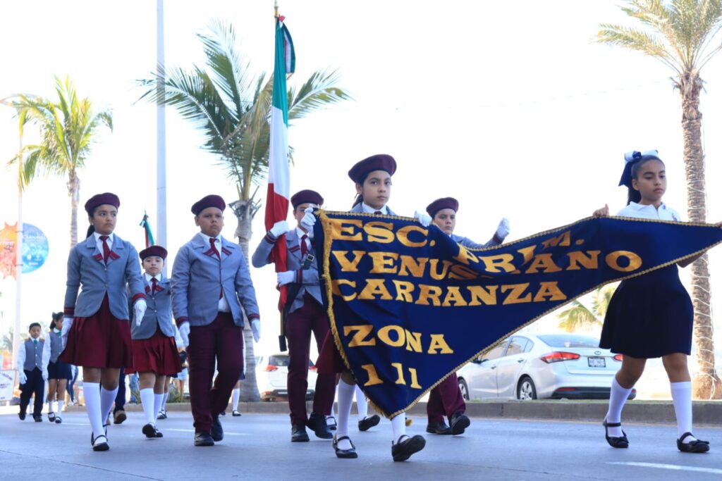 Escola durante desfile en Mazatlán