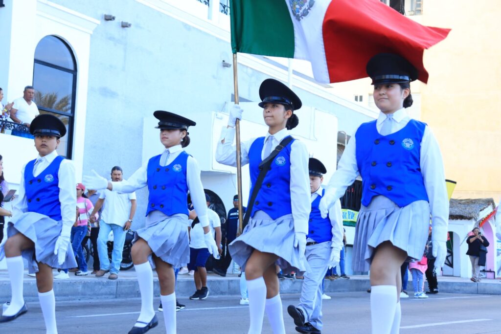 Escola durante desfile en Mazatlán