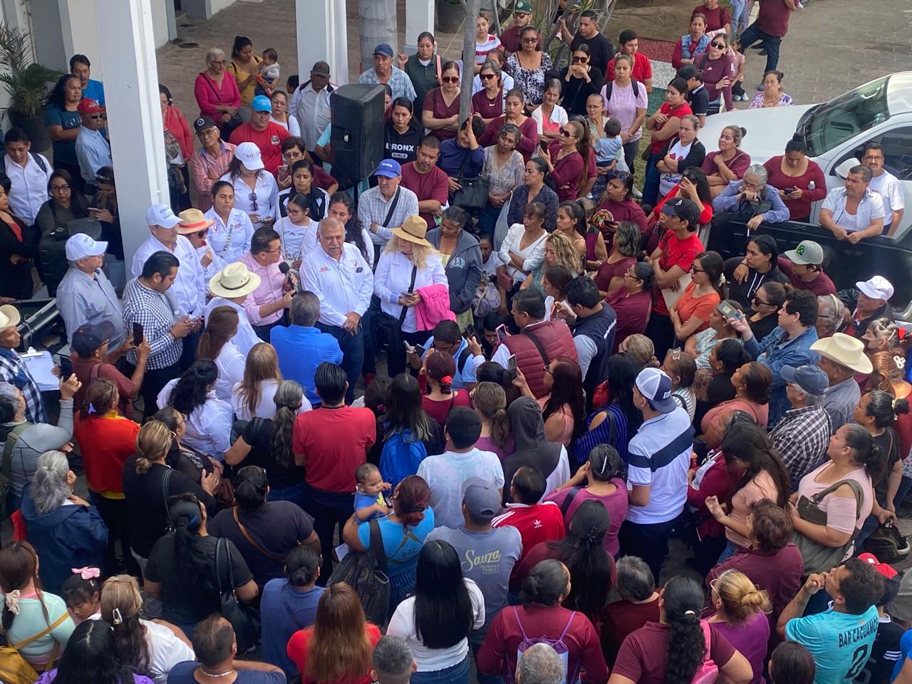 Integrantes de la organización Movimiento Amplio Social Sinaloense (MASS) se manifestaron afuera del Ayuntamiento.