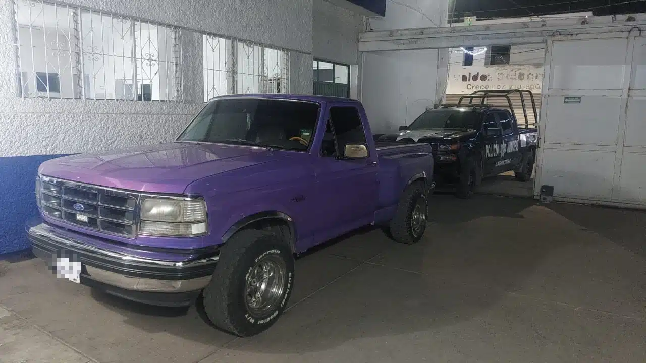 El detenido conducía una camioneta Ford, modelo 93 de color morado.