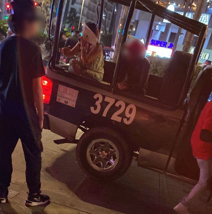 2 personas detenidas arriba de una patrulla de la Policía Municipal de Mazatlán