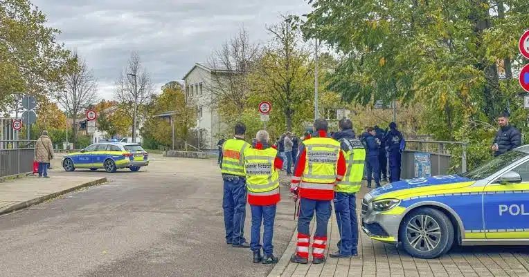 Detienen a sujeto que apuñaló a dos niños afuera de colegio en Alemania