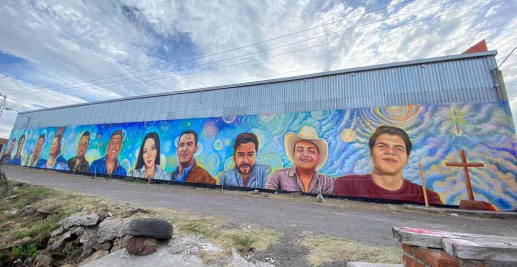 Develan mural en memoria de los 11 jóvenes asesinados en Salvatierra, Guanajuato