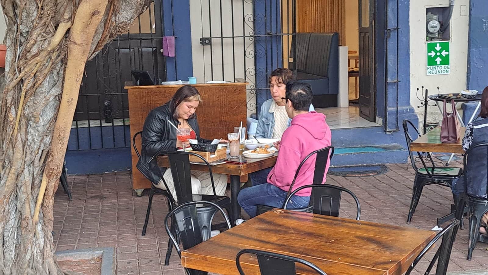 Personas festejando en un restaurante el Día del amor y la Amistad en Mazatlán