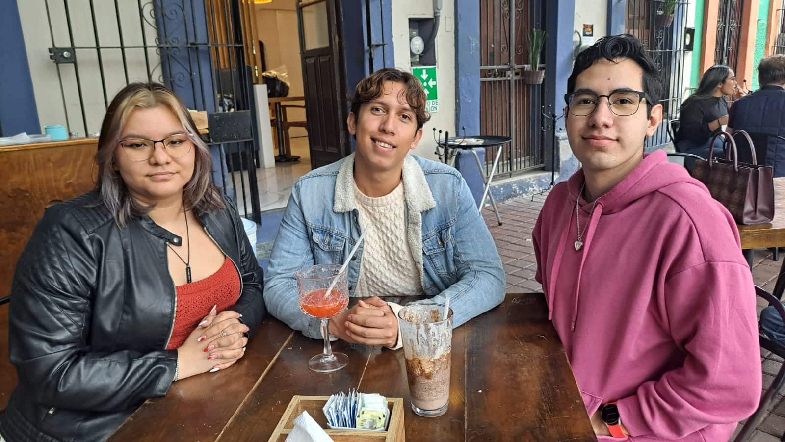 Personas festejando en un restaurante el Día del amor y la Amistad en Mazatlán