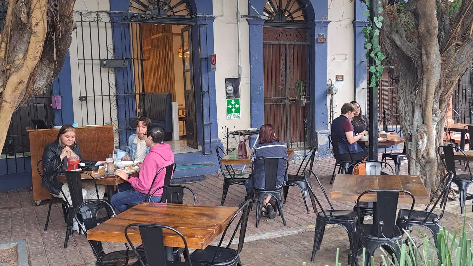 Personas festejando en un restaurante el Día del amor y la Amistad en Mazatlán