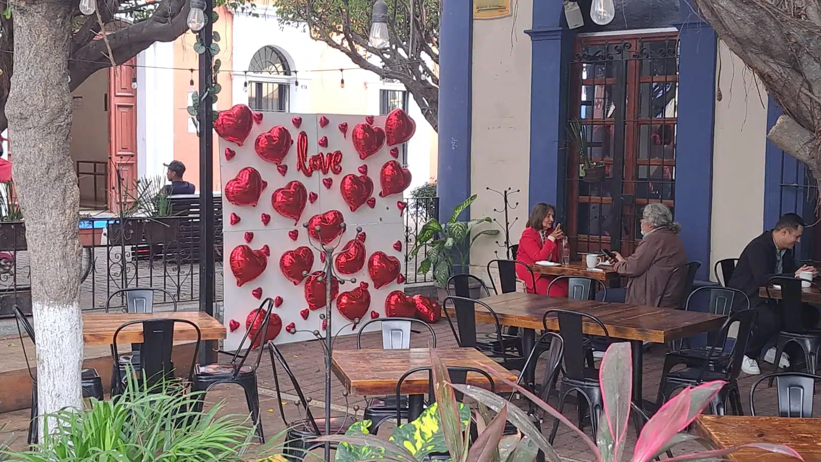 Decoración en un restaurante por el Día del amor y la Amistad en Mazatlán