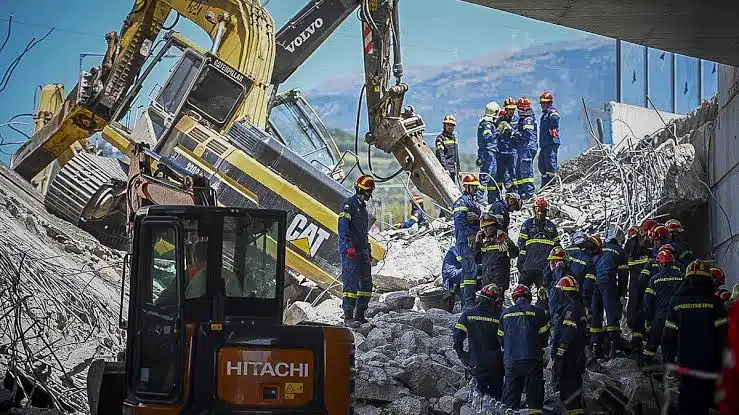 Dos trabajadores muertos tras derrumbe en puente de Holanda