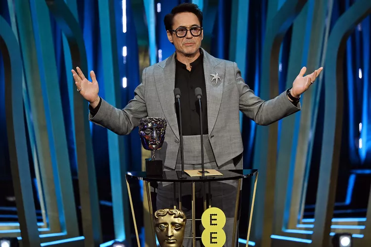 Robert Downey Jr. en el escenario de los BAFTA