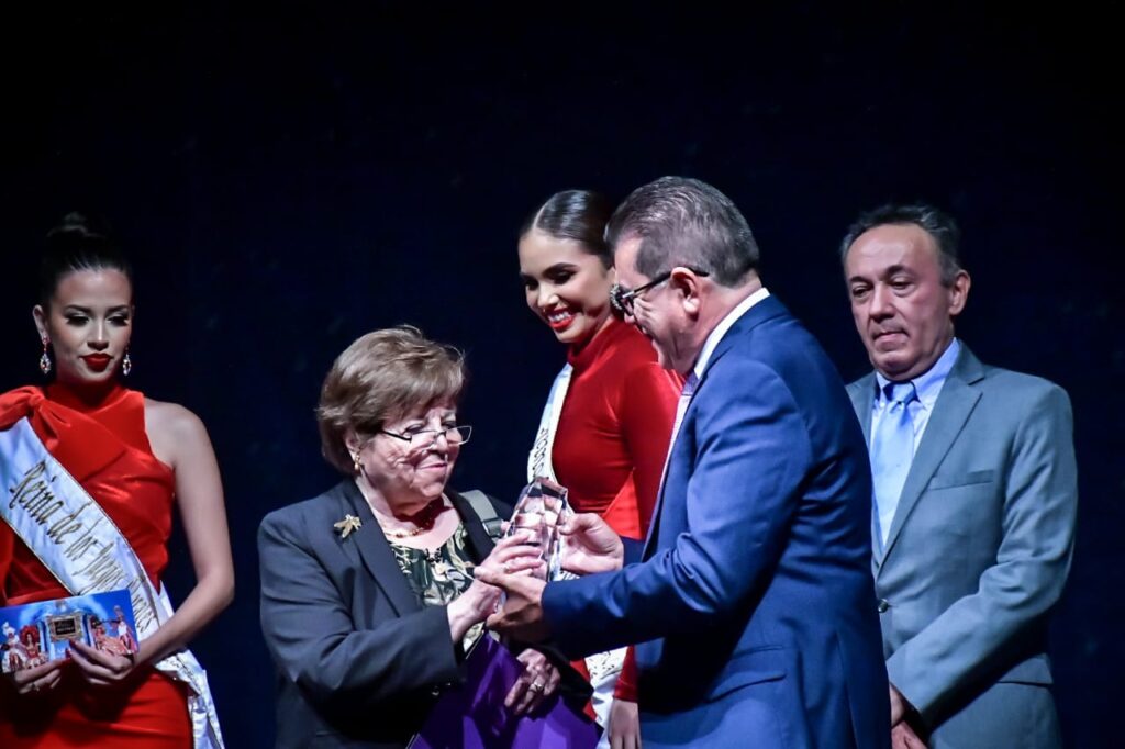 Édgar González Zataráin entregándole un trofeo a Elsa Cross en la Velada de las Artes en el Teatro Ángela Peralta de Mazatlán