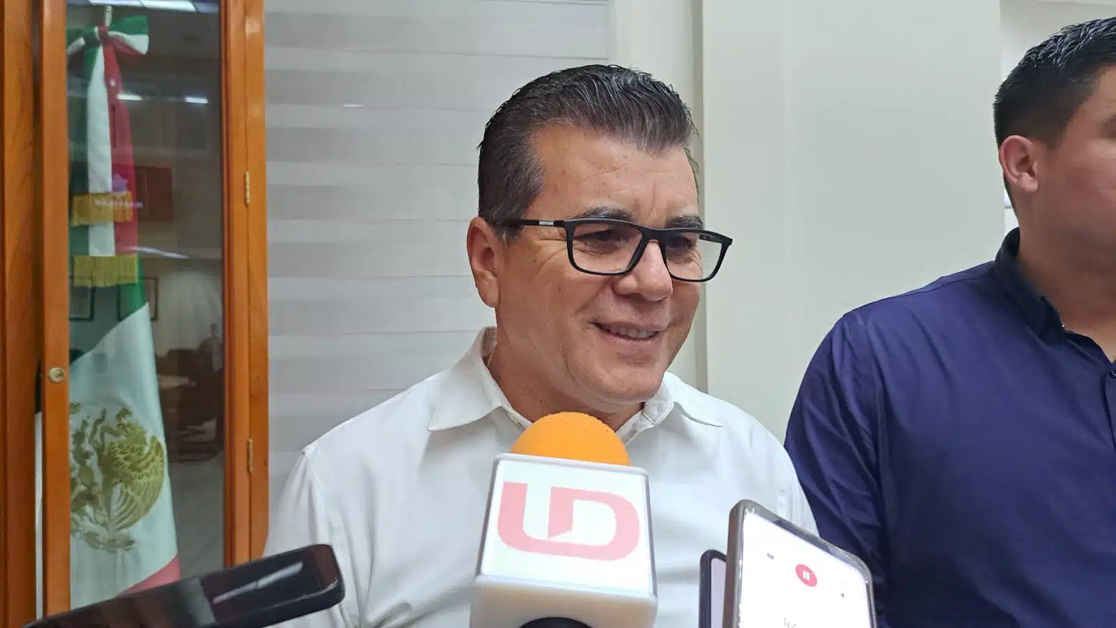 Édgar González Zataráin en entrevista con los medios de comunicación en Mazatlán