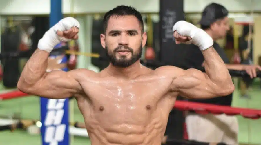 El boxeador Eduardo Núñez alza los brazos