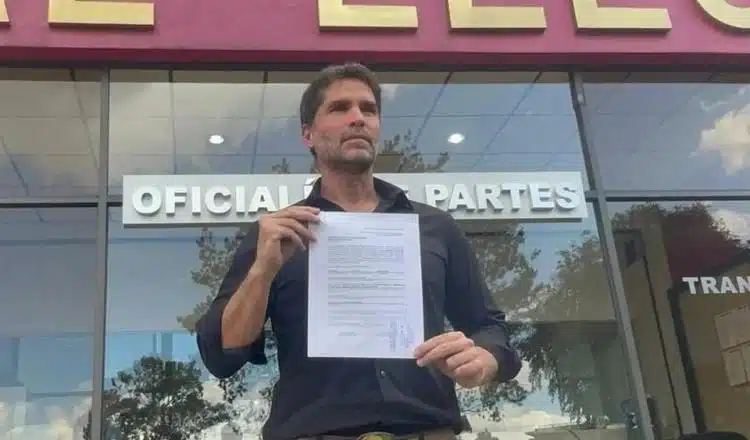 Eduardo Verástegui presenta su registro ante el INE por la presidencia de la república