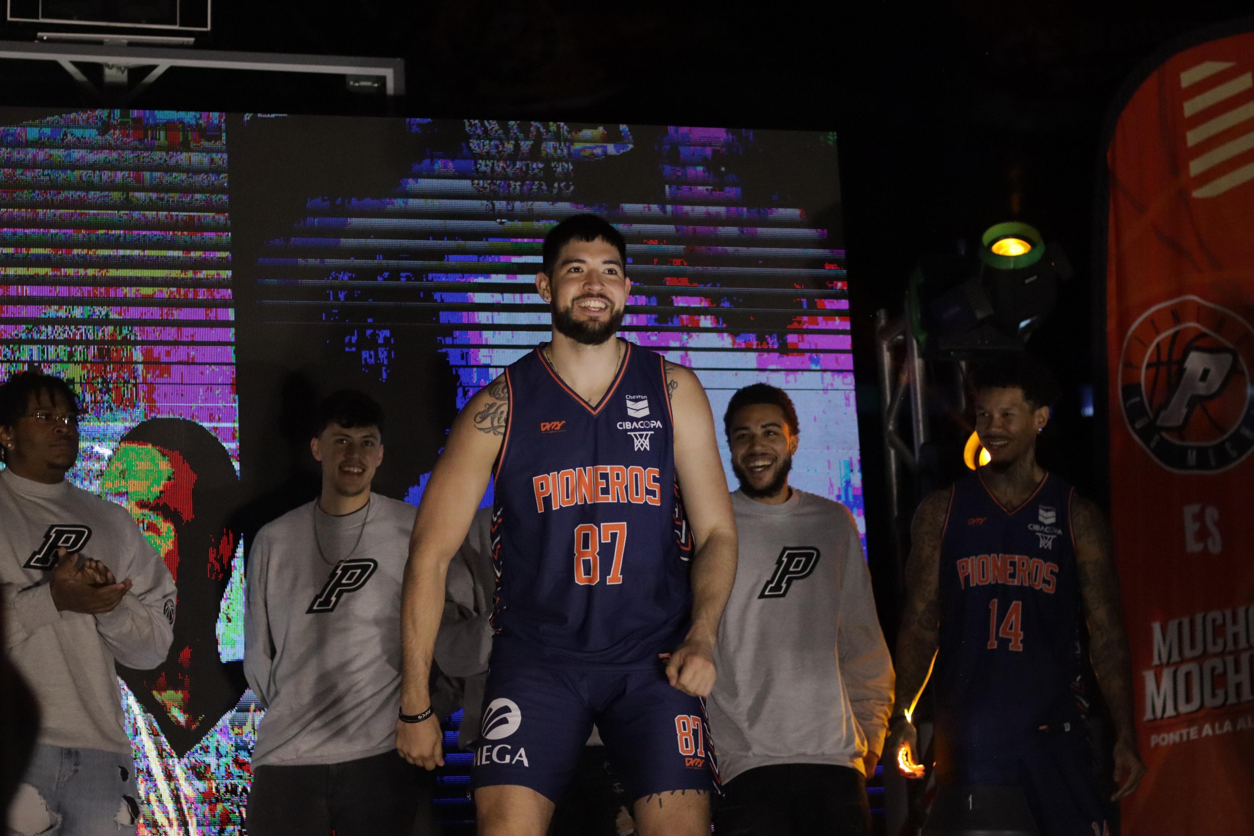 El basquetbolista mochitense, Juan Pablo Baldenebro, durante la presentación de Pioneros en el CUM