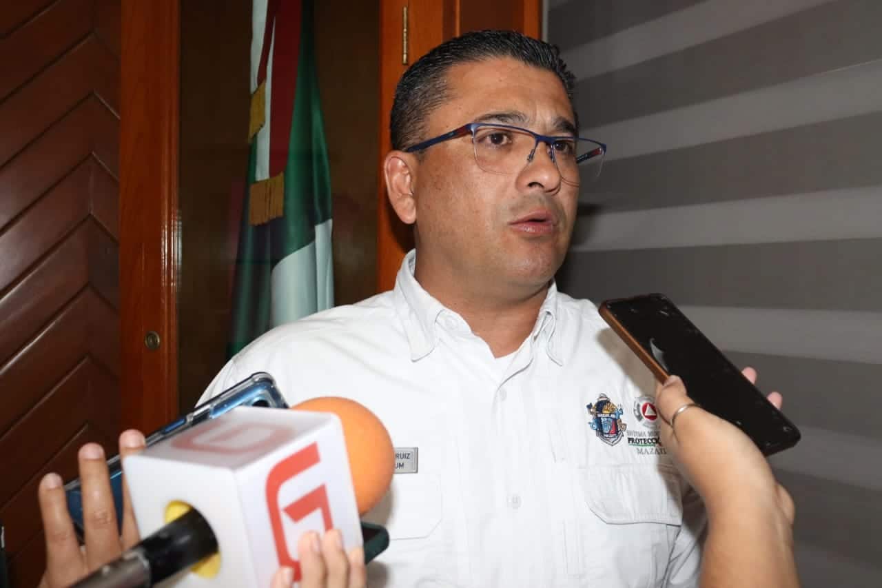 Eloy Ruiz Gastélum en entrevista con los medios de comunicación en Mazatlán