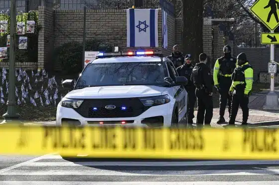 Agentes de policía en la embajada de Israel en Washington