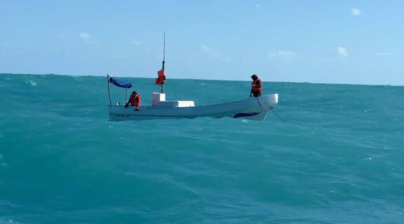 Rescatan a dos pescadores que navegaban a la deriva en Yucatán