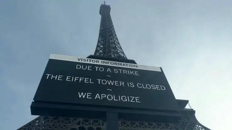 En protesta, trabajadores cierran Torre Eiffel; visitantes se inconforman