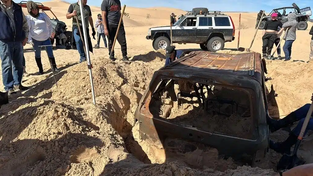 Encuentran restos humanos abandonados en camioneta en Baja California
