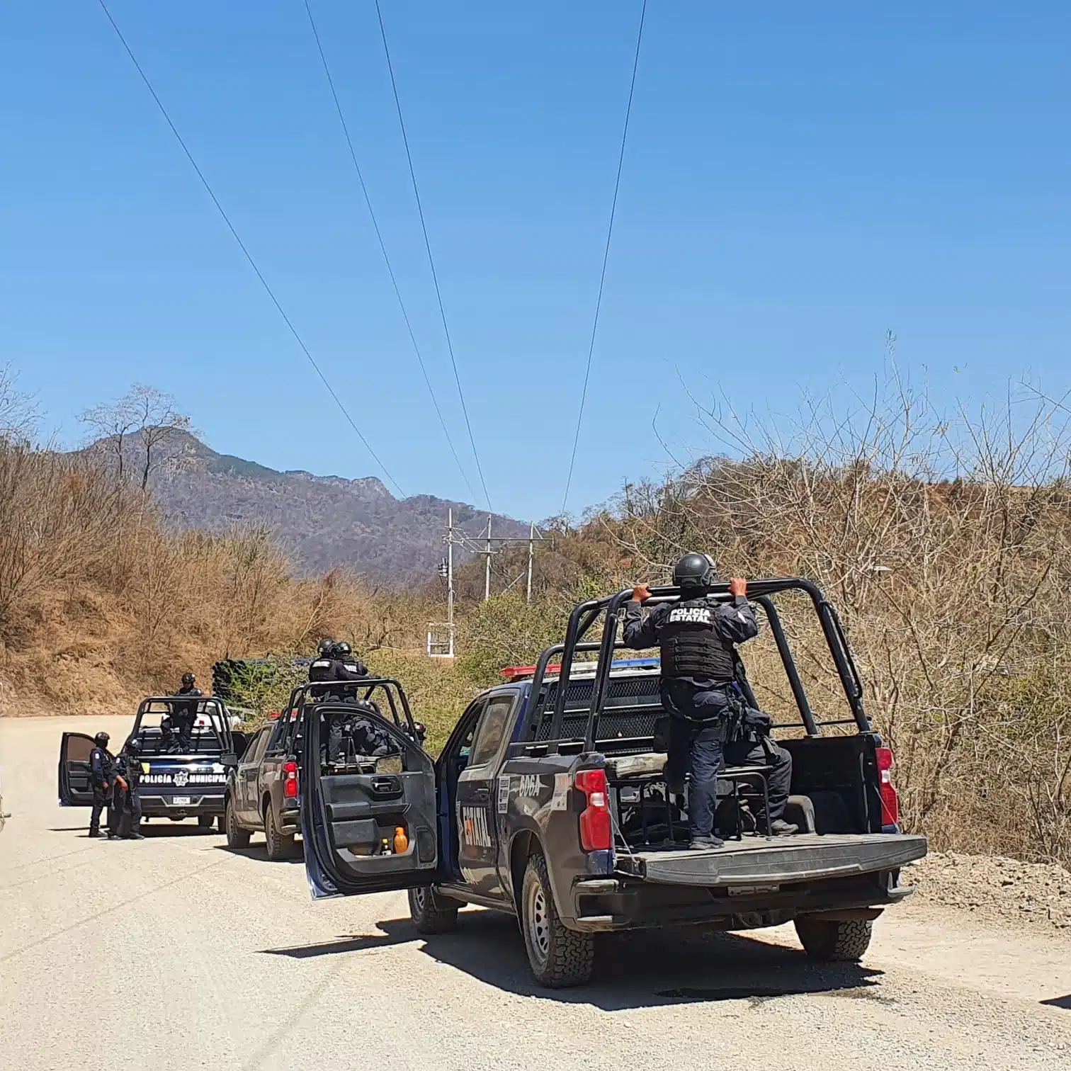 Elementos del Ejército Mexicano y de la Policía Estatal Preventiva (PEP) subieron desde La Rastra hasta los límites con Durango.