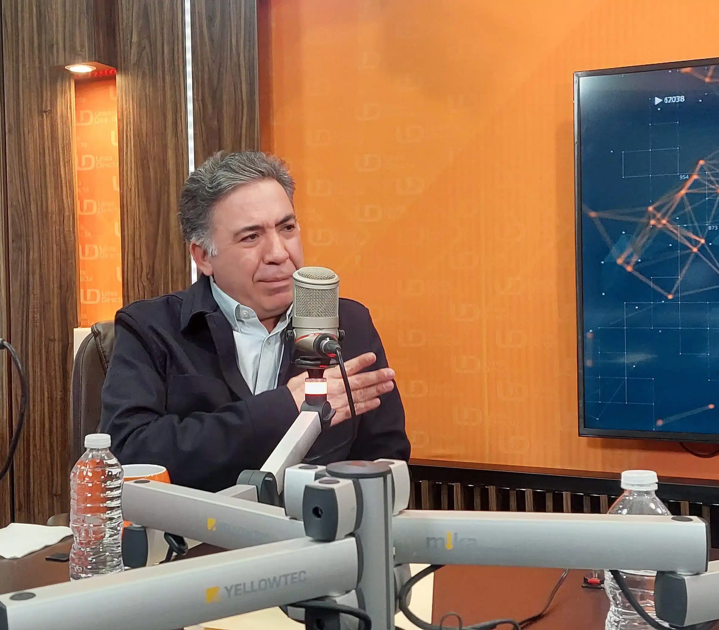 Enrique Inzunza Cázarez frente al micrófoco en el estudio de Línea Directa