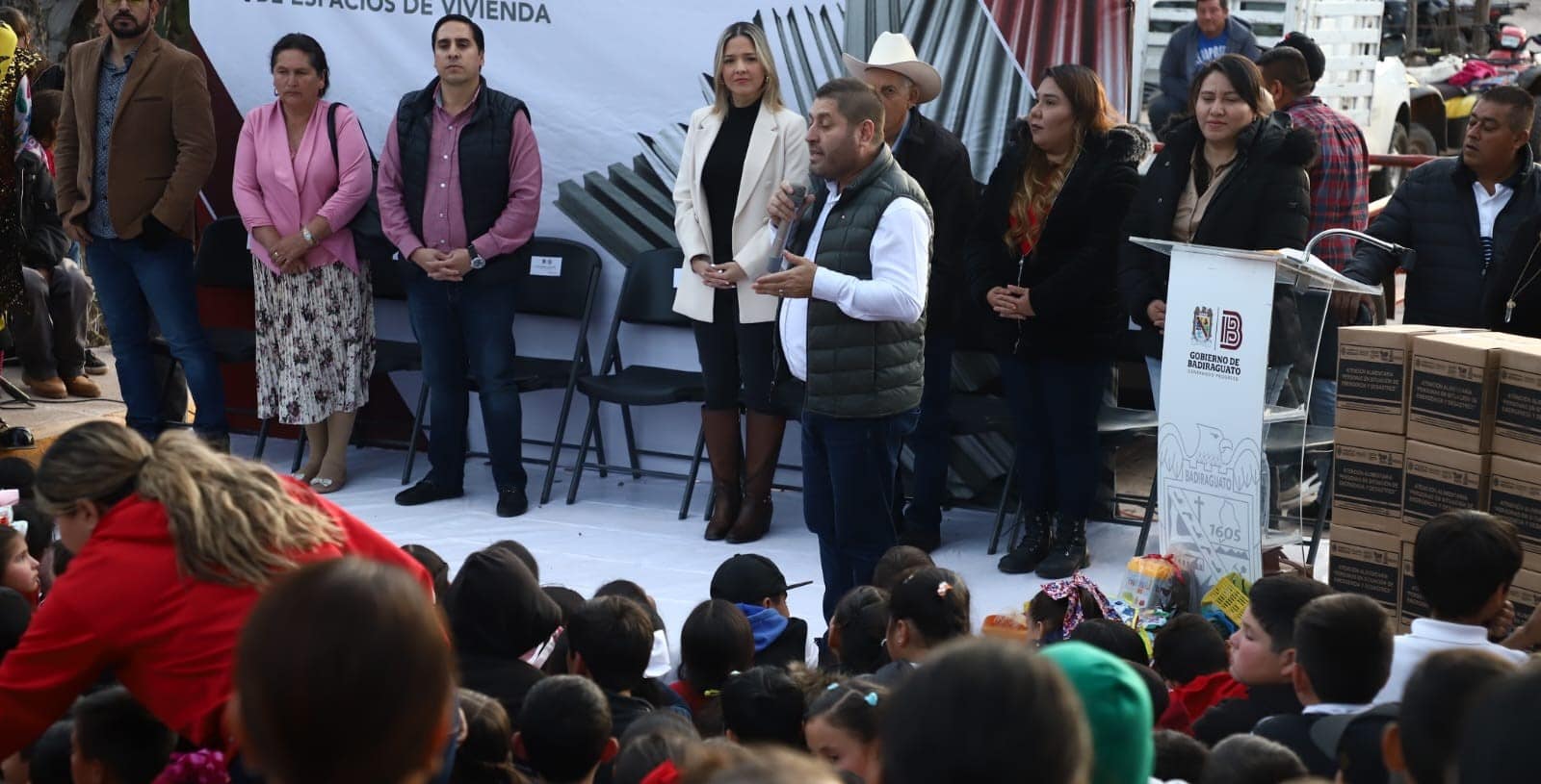 José Paz López Elenes hizo entrega de lámina galvanizada, apoyos alimenticios e invernales en la sindicatura de Surutato.
