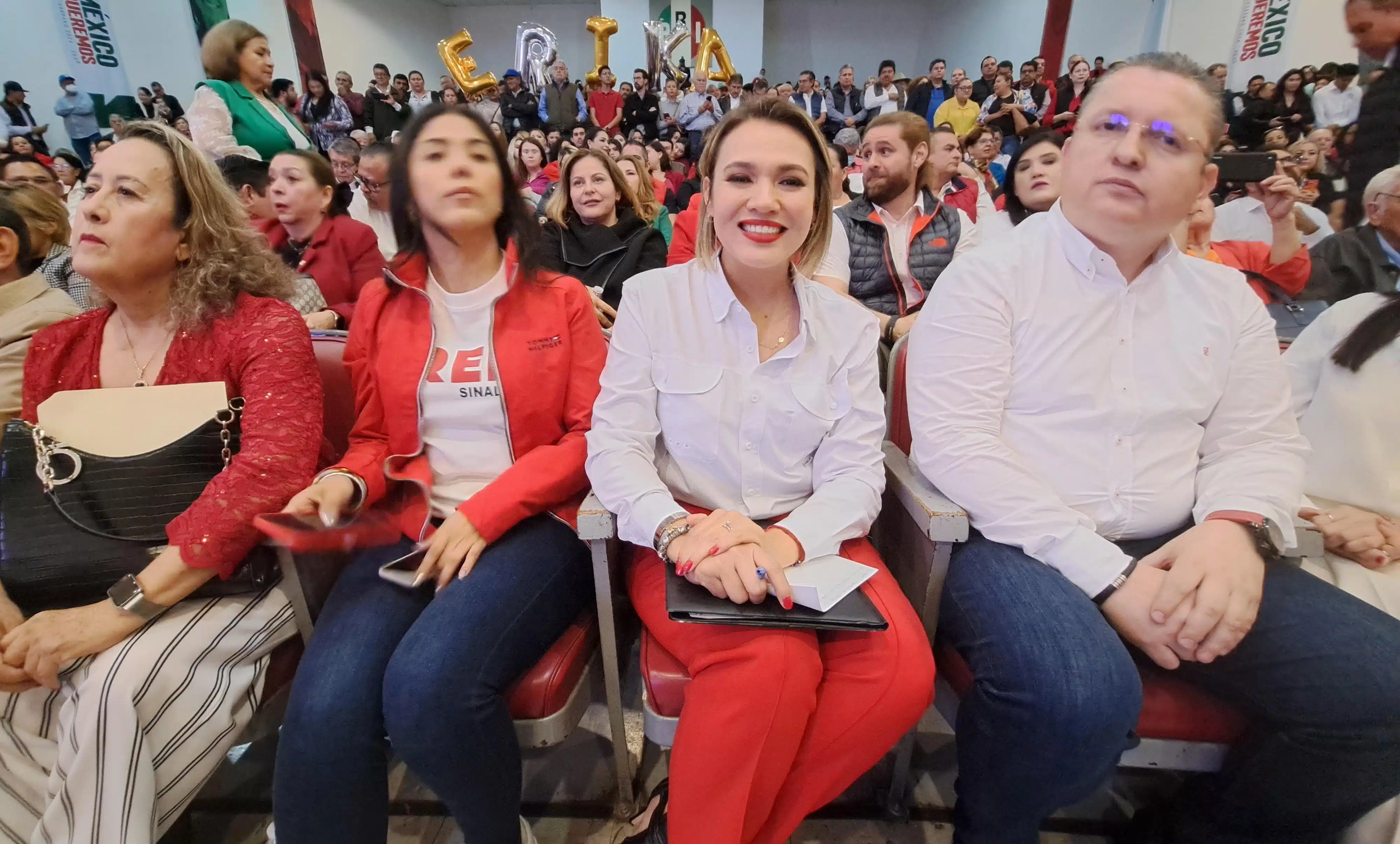 La candidata Erika Sánchez rodeada de simpatizantes del PRI