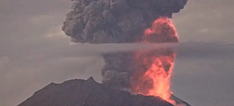 Explosión del volcán Sakurajima provoca enorme columna de humo en Japón