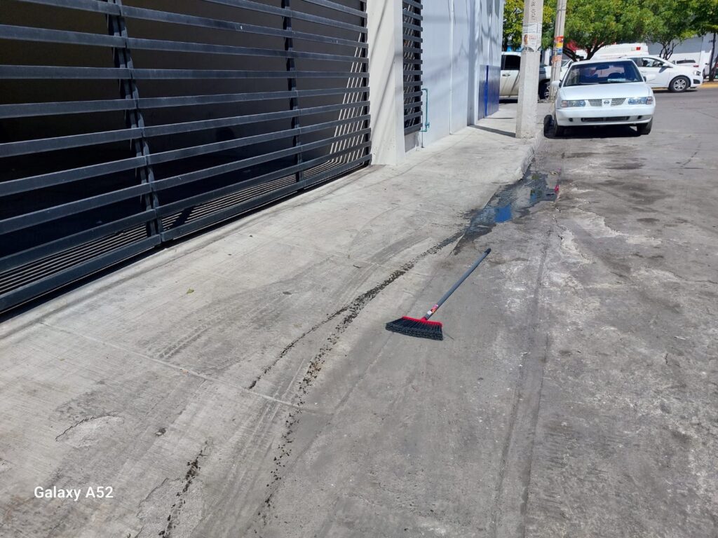 Escoba en la calle afuera de una casa donde mujer resultó electrocutada en Mazatlán