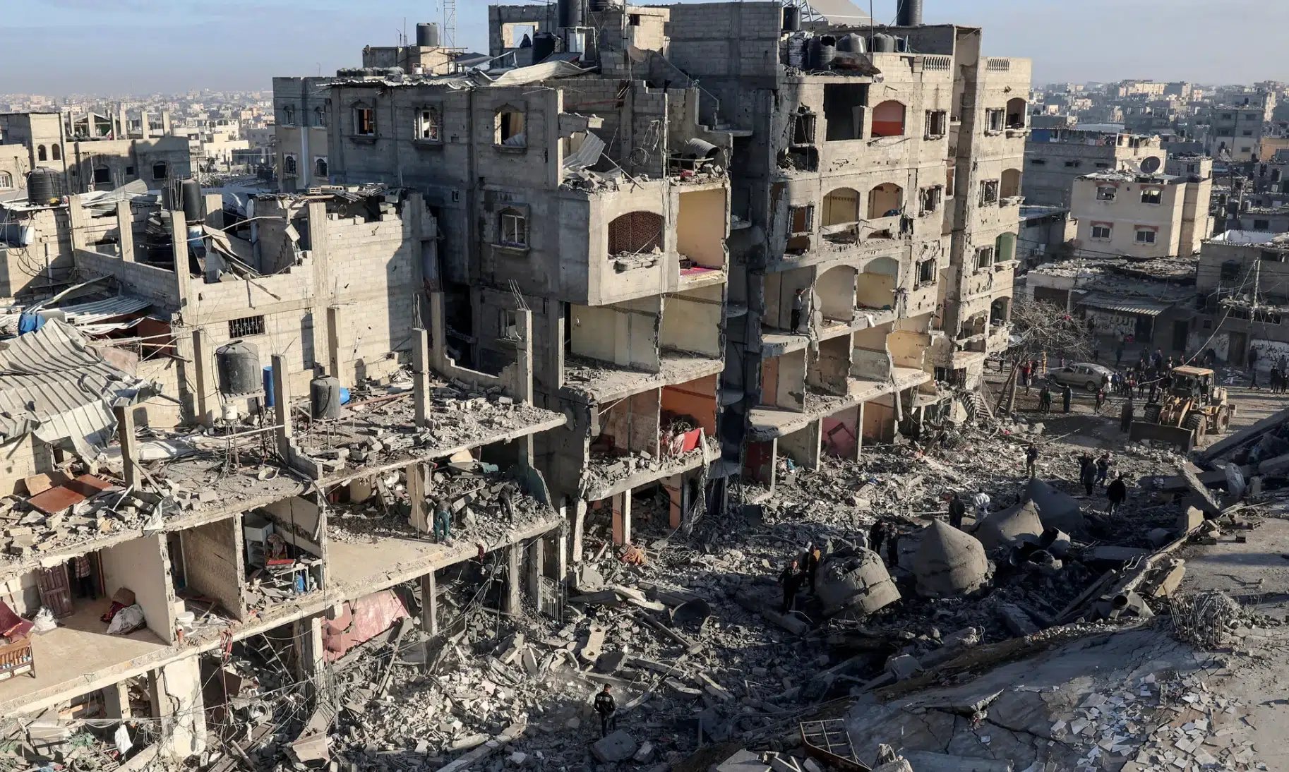 Escombros de edificios en Gaza tras ataque aéreo