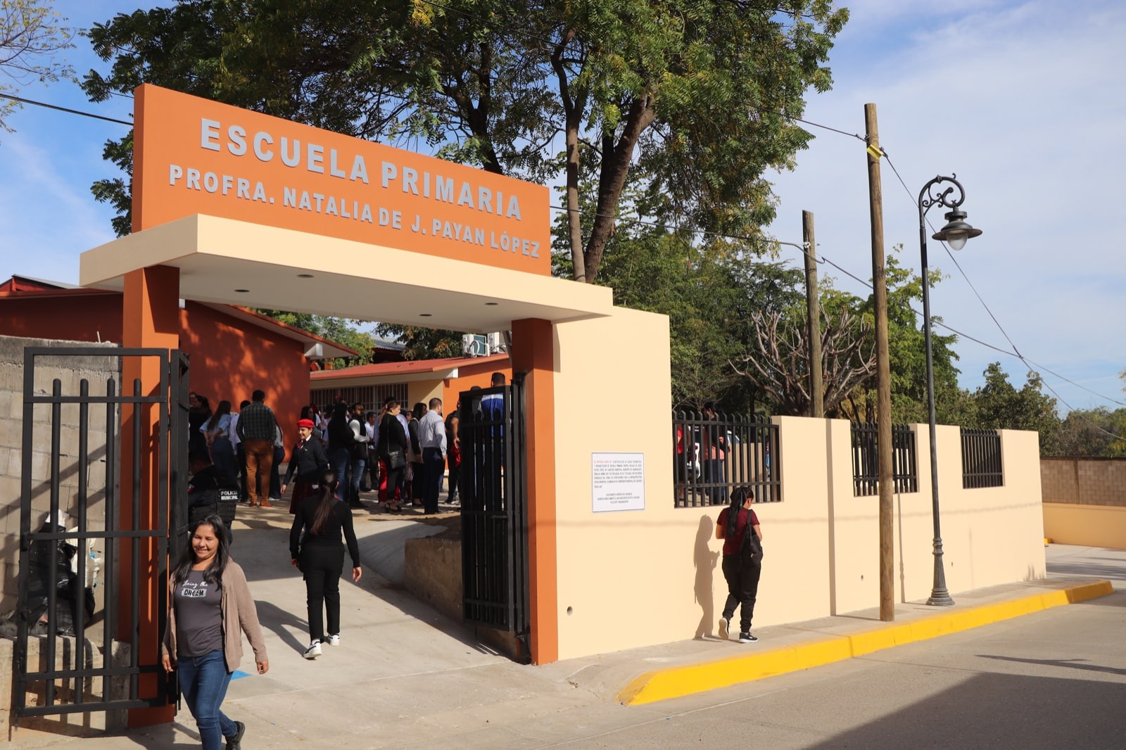 Entrada de la escuela primaria Profesora Natalia de Jesús Payán López