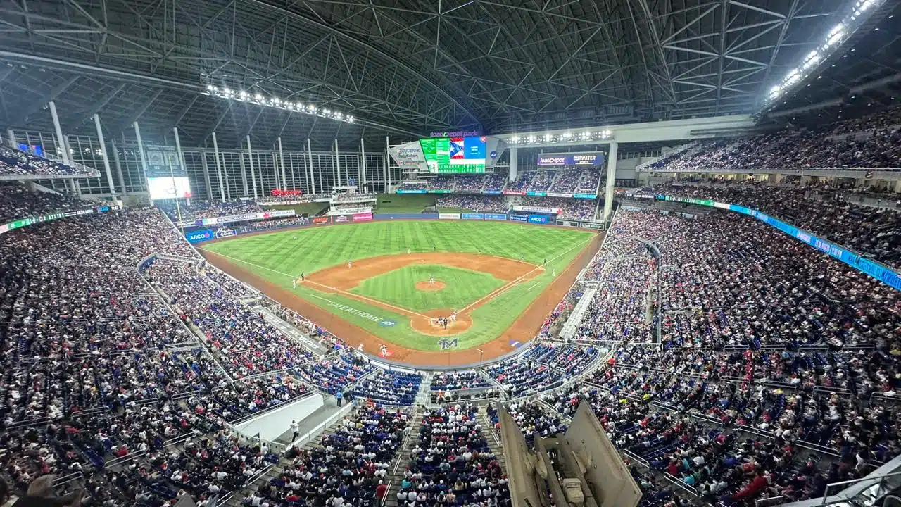 Estadio de los Miami Marlins rompe récord de mayor asistencia en juego de Serie del Caribe
