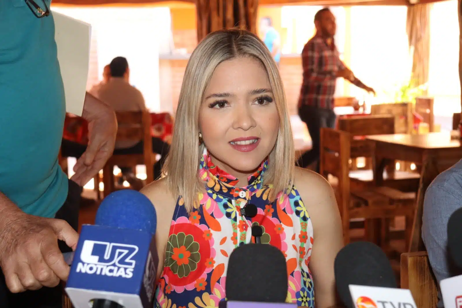 Estrella Palacios Domínguez con medios de prensa
