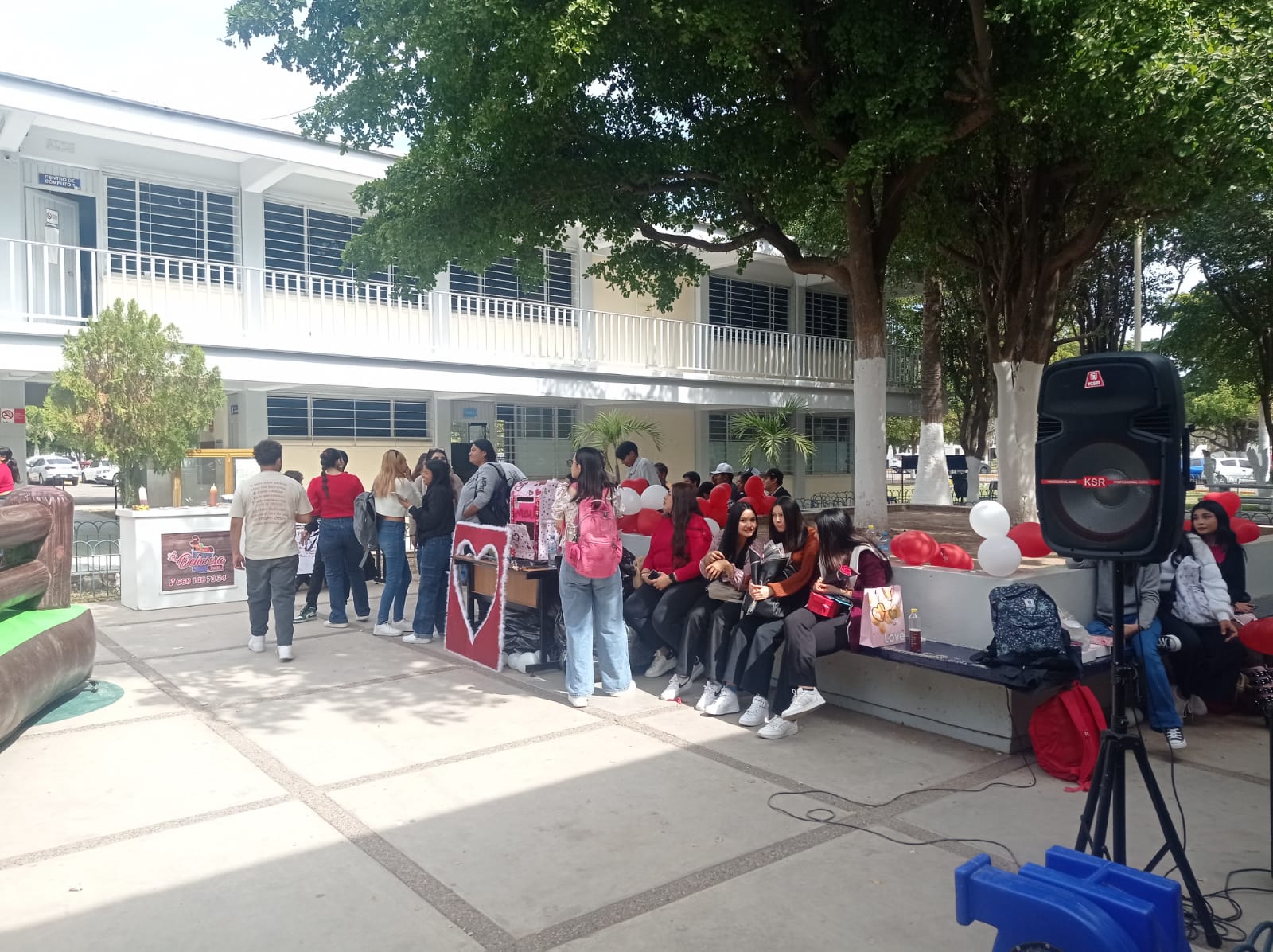 Estudiantes de universidad y preparatoria festejan el Día del amor y la amistad con diferentes actividades.