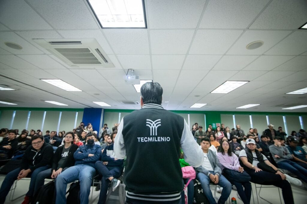 Alcalde Juan de Dios Gámez Mendívil, presenta proyecto de ciclovías a estudiantes de Tecmilenio.