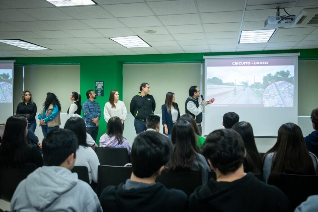 Alcalde Juan de Dios Gámez Mendívil, presenta proyecto de ciclovías a estudiantes de Tecmilenio.