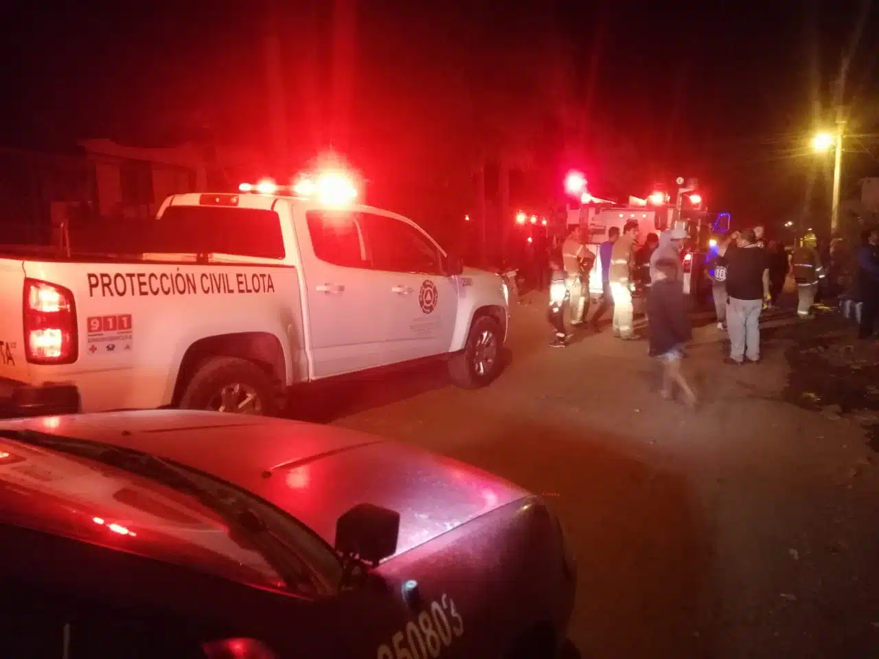 Protección Civil municipal y Cruz Roja acudieron al lugar de la explosión.