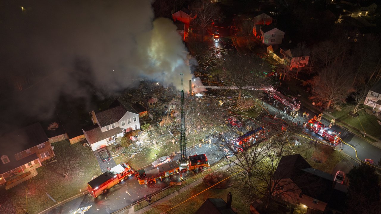 Explosión por acumulación de gas deja 12 fallecidos, entre ellos un bombero en EU
