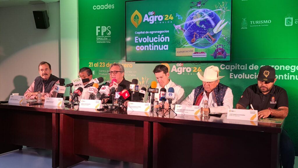 Ell líder de Caades, Marte Vega, se hizo acompañar de los secretarios de Economía y de Agricultura y Ganadería, Javier Gaxiola Coppel y José Jaime Montes Salas, en conferencia de prensa.