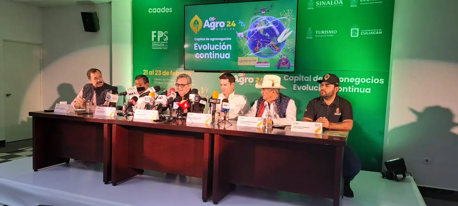 Ell líder de Caades, Marte Vega, se hizo acompañar de los secretarios de Economía y de Agricultura y Ganadería, Javier Gaxiola Coppel y José Jaime Montes Salas, en conferencia de prensa.